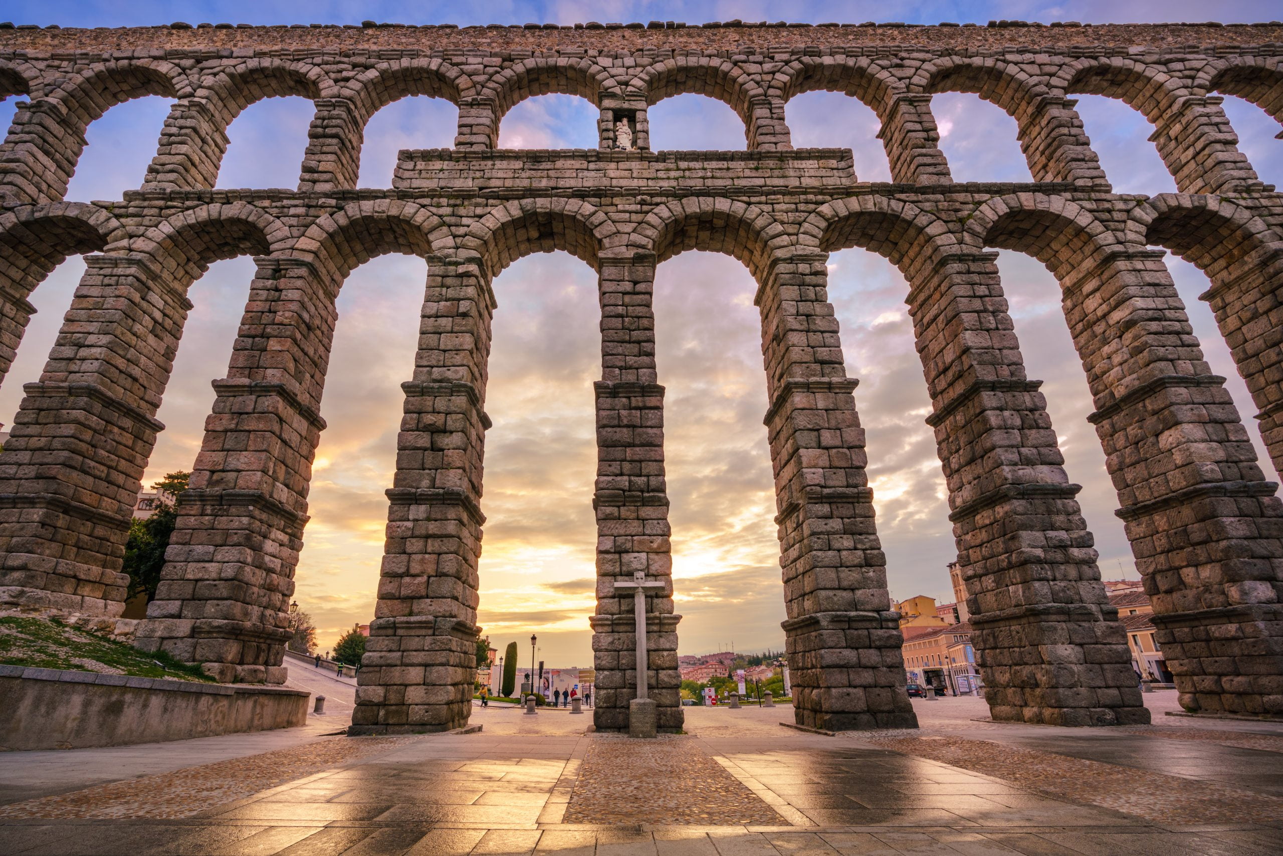 Descubre el acueducto de segovia viajando con linecar