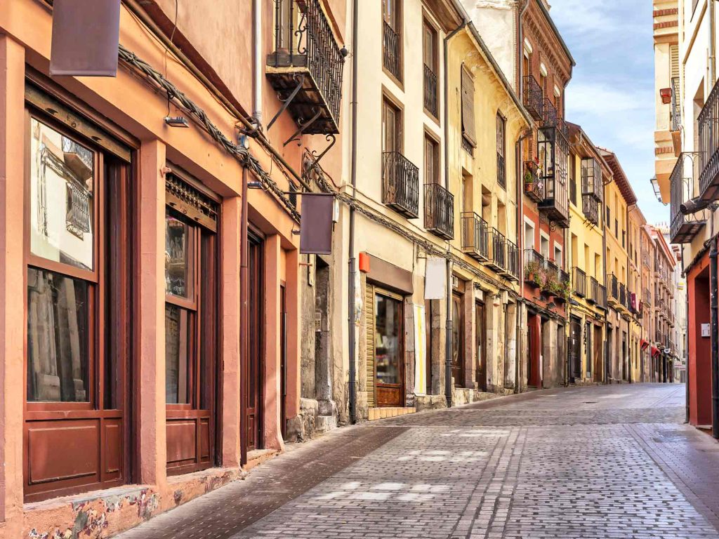 Visita el casco antiguo del reino de león con linecar