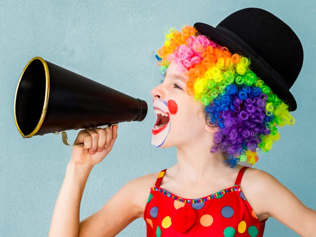 Niña disfrazada de payaso por carnaval linecar